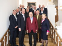 Dr. Kunert mit Regierungspräsident Jonas und Gästen beim Empfang zu seinem 80. Geburtstag