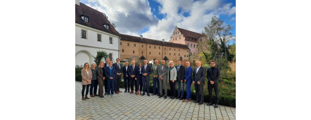 Gruppenbild bei der Dienstbesprechung von Landratsamt Amberg-Sulzbach und der Regierung der Oberpfalz