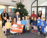 Kinder des Katholischen Kindergartens St. Ulrich mit Regierungspräsident Walter Jonas