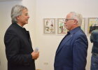 Vernissage in der Regierung der Oberpfalz: Regierungspräsident Axel Bartelt (li.) mit dem Künstler Jürgen Huber
