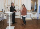 Regierungspräsident Axel Bartelt übergibt Waltraud Lobenhofer, Mitglied des Gemeinderats Poppenricht, die Kommunale Verdienstmedaille