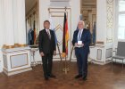 Regierungspräsident Axel Bartelt zusammen mit Josef Gruber, zweiter Bürgermeister der Stadt Burglengenfeld