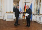 Regierungspräsident Axel Bartelt übergibt Albert Zahnweh, ehemaliger zweiter Bürgermeister der Gemeinde Mötzing, die Kommunale Verdienstmedaille