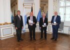 Regierungspräsident Axel Bartelt zusammen mit den Preisträgern aus Burglengenfeld, Hans Glatzl, Georg Plecher und Josef Gruber
