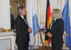 Regierungspräsident Axel Bartelt übergibt Bernhard Hübl, zweiter Bürgermeister des Marktes Kallmünz, die Kommunale Verdienstmedaille