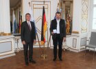Regierungspräsident Axel Bartelt zusammen mit Johann Wiesnet, Mitglied des Gemeinderats Schlammersdorf und ehemaliger zweiter Bürgermeister der Gemeinde Schlammersdorf