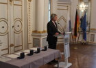 Regierungspräsident Axel Bartelt ehrt die Preisträger der Kommunalen Verdienstmedaille 2021