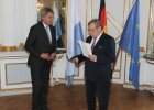 Regierungspräsident Axel Bartelt übergibt Alois Renner, ehemaliger zweiter Bürgermeister der Gemeinde Sinzing, die Kommunale Verdienstmedaille