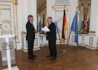 Regierungspräsident Axel Bartelt übergibt Hans Glatzl, Mitglied des Stadtrats Burglengenfeld, die Kommunale Verdienstmedaille