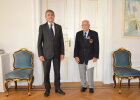 Regierungspräsident Axel Bartelt gratuliert Dieter Naber zum 80. Geburtstag