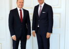 Regierungspräsident Walter Jonas (rechts) begrüßt den neuen Vorsitzenden der Geschäftsführung der Agentur für Arbeit in Regensburg, Fred Gaida (links), in der Regierung der Oberpfalz  
