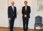 Regierungspräsident Walter Jonas begrüßt den neuen OTH Präsidenten, Prof. Dr. Ralph Schneider (v.l.n.r.)