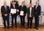 Gruppenfoto der Geehrten aus dem Landkreis Amberg-Sulzbach mit Regierungspräsident Walter Jonas (1.v.r.) und Ehrengästen