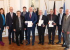 Gruppenfoto der Geehrten aus dem Landkreis Regensburg mit Regierungspräsident Walter Jonas (2.v.l) und Ehrengästen