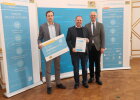 Wind 18 GmbH, vertreten durch die Gesellschafter Stefan Habermeier (Mi.) und Maximilian Burger mit Regierungspräsident Walter Jonas
