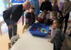 Regierungspräsident Walter Jonas lässt sich von den Kindern eines der Experimente zeigen.
