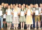 Gruppenfoto aller Absolventen und Absolventinnen mit Ehrengästen