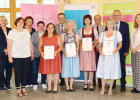 Absolventinnen aus dem Landkreis Amberg-Sulzbach mit den Ehrengästen