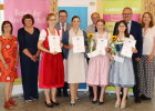 Absolventinnen aus dem Landkreis Regensburg mit den Ehrengästen