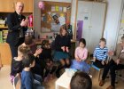 Regierungspräsident Walter Jonas und die Erzieherinnen des SFZ Neutraubling sind begeistert, welches Wissen den Kindern durch die Wasser-Schatzkiste Oberpfalz vermittelt wird.