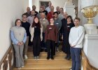 Gruppenfoto von Seminarteilnehmenden auf einer Treppe in der Regierung der Oberpfalz während eines Workshops zur Kommunikation im Klimaschutz.