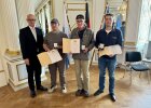 Regierungspräsident Walter Jonas steht neben den Geehrten Peter Geisler, Johannes Schwarzfischer und Michael Wabrowetz, die Urkunden und Medaillen für ihre Rettung eines Autofahrers aus einem Weiher erhalten.